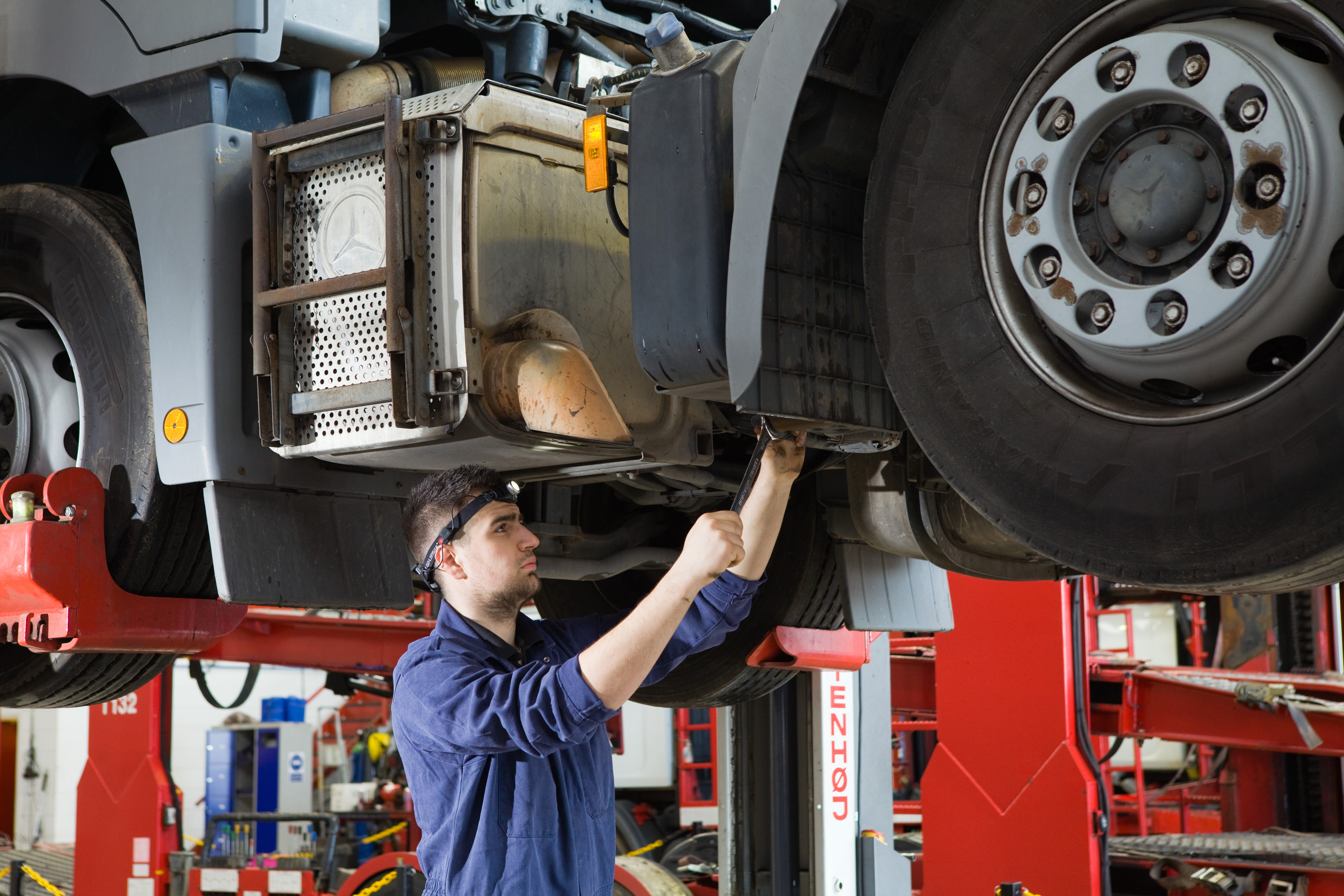 آموزش تعمیرات خودروهای سنگین کامیون  و اتوبوس در آموزشگاه فنی و حرفه ای پیشتازان صنعت خودروهای دیزل